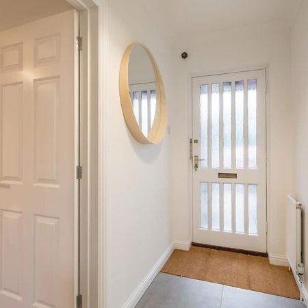 Lovely 1 Bed Apartment With Free Parking & Garden CBG Екстериор снимка