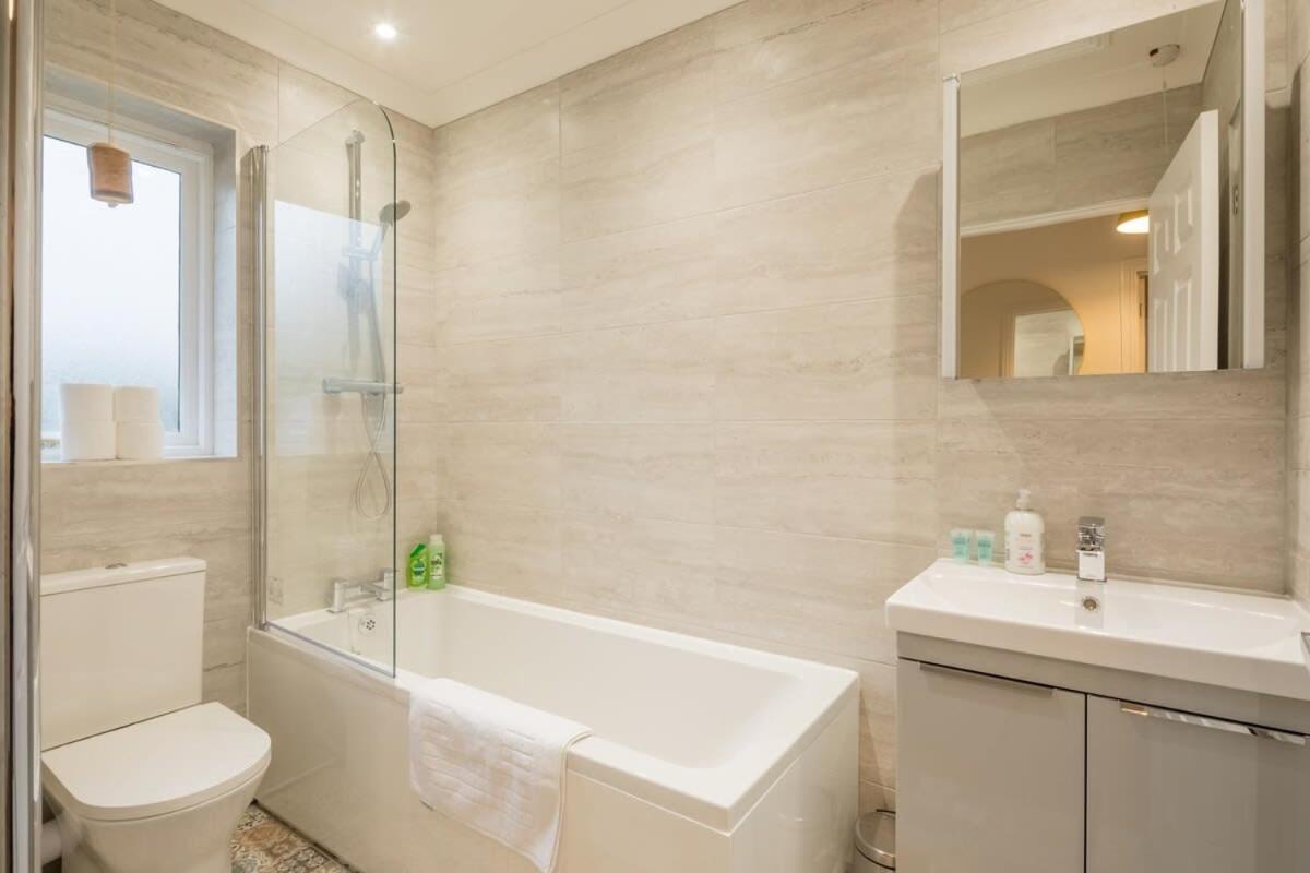 Lovely 1 Bed Apartment With Free Parking & Garden CBG Екстериор снимка