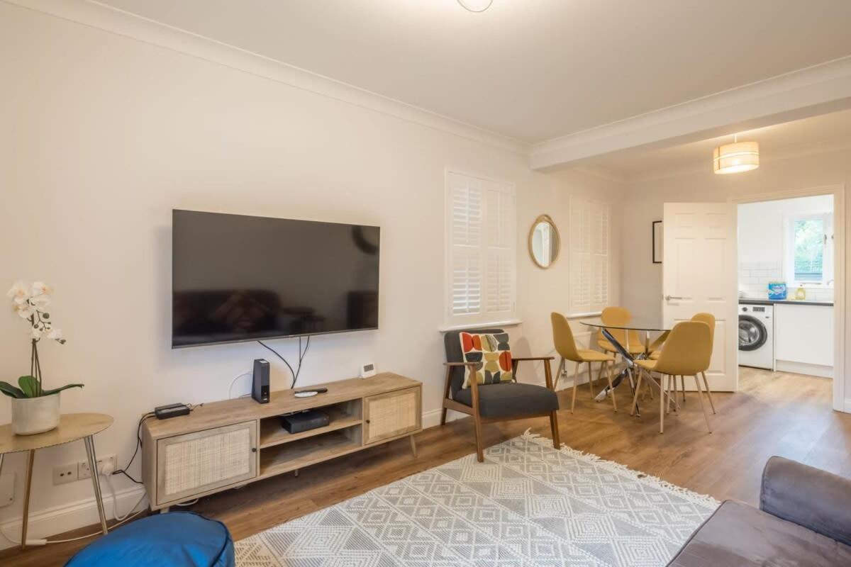 Lovely 1 Bed Apartment With Free Parking & Garden CBG Екстериор снимка
