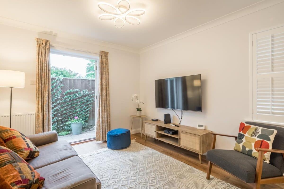 Lovely 1 Bed Apartment With Free Parking & Garden CBG Екстериор снимка