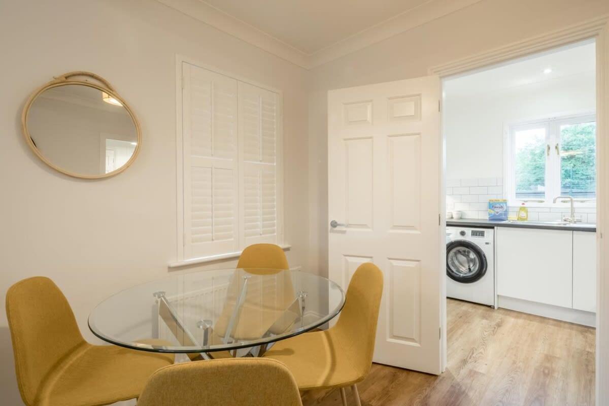 Lovely 1 Bed Apartment With Free Parking & Garden CBG Екстериор снимка
